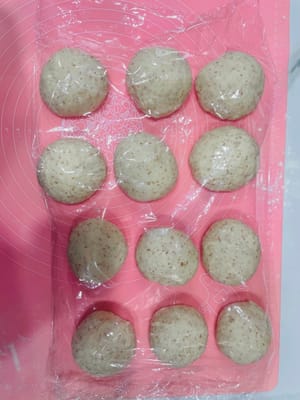 Kempiskan adonan yang sudah difermentasi, bagi menjadi bola-bola kecil seberat kurang lebih 100 gram setiap bola, bentuk menjadi bulatan-bulatan kecil, dan diamkan selama 15 menit.