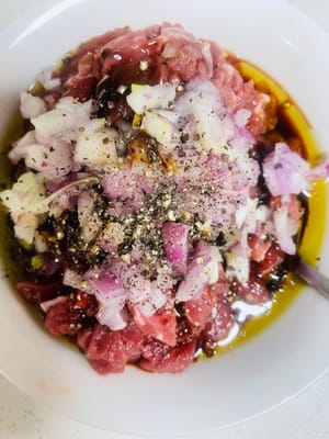 Sambil menunggu adonan mengembang, siapkan isiannya: potong daging sapi menjadi dadu kecil/cincang, tambahkan kecap asin encer, bubuk lada hitam, 1 sendok makan anggur masak, 20 gram saus barbekyu (atau saus lada hitam steak jika tidak ada saus barbekyu), lalu tambahkan bawang bombay yang sudah dipotong dadu dan aduk rata. Diamkan setidaknya selama setengah jam agar daging sapi menyerap bumbu.