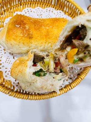 Saat Anda menggigitnya, kerak luarnya begitu renyah hingga hancur, dan aroma gurih dari bubuk keju kering meledak di mulut Anda, menjadi semakin harum setiap kali dikunyah; namun, roti di dalamnya lembut dan empuk seperti awan, sama sekali tidak kering. Saat Anda membelahnya, untaian panjang keju mozzarella terbentang, membungkus potongan daging sapi yang empuk dan juicy, rasa pedas lada hitam, rasa manis paprika, dan kerenyahan kol—rasanya gurih dan kaya tanpa berminyak. Setiap gigitan penuh dengan isian, mereplikasi jiwa rasa Sam's Club—sangat lezat sehingga Anda tidak bisa berhenti makan!