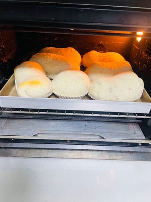 Panaskan oven hingga 180°C, masukkan adonan roti ke dalam oven. Bubuk keju kering mudah gosong, jadi pastikan untuk menutupnya dengan kertas aluminium/loyang. Panggang hingga permukaannya berwarna cokelat keemasan dan bagian dalamnya matang (sesuaikan waktu sesuai dengan ukuran adonan, umumnya 20-25 menit).