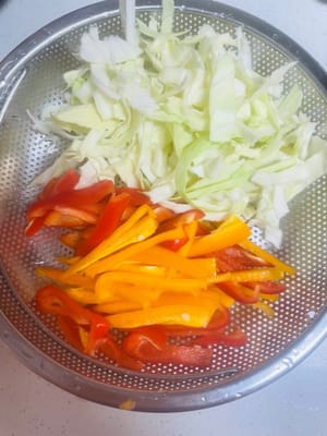 Potong paprika menjadi strip, iris kol, dan cincang daun bawang. Siapkan semua bahan (menggunakan kol sebagai pengganti cabai hijau membuat rasanya lebih manis dan mengurangi rasa pedasnya).
