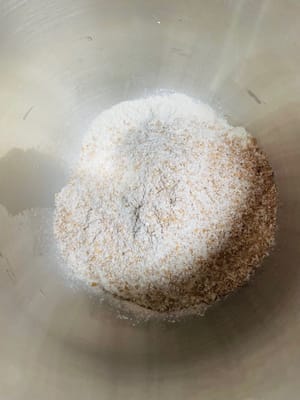 Masukkan semua bahan adonan ke dalam mangkuk pengaduk dan uleni hingga mencapai konsistensi membran 90% (dapat diregangkan menjadi membran tebal, dan tepi sobekannya sedikit kasar).