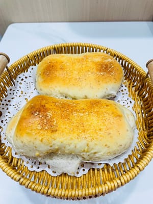 Saat Anda menggigitnya, kerak luarnya begitu renyah hingga hancur, dan aroma gurih dari bubuk keju kering meledak di mulut Anda, menjadi semakin harum setiap kali dikunyah; namun, roti di dalamnya lembut dan empuk seperti awan, sama sekali tidak kering. Saat Anda membelahnya, untaian panjang keju mozzarella terbentang, membungkus potongan daging sapi yang empuk dan juicy, rasa pedas lada hitam, rasa manis paprika, dan kerenyahan kol—rasanya gurih dan kaya tanpa berminyak. Setiap gigitan penuh dengan isian, mereplikasi jiwa rasa Sam's Club—sangat lezat sehingga Anda tidak bisa berhenti makan!