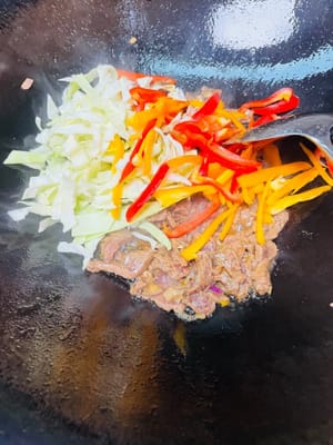 Panaskan minyak zaitun dalam wajan, masukkan daging sapi yang telah dimarinasi dan tumis hingga berubah warna. Segera tambahkan paprika dan kol yang telah diiris, tumis hingga setengah matang, lalu matikan api. Pindahkan ke wadah dengan saringan untuk mengeringkan cairan berlebih dan mencegah kebocoran saat membungkus.