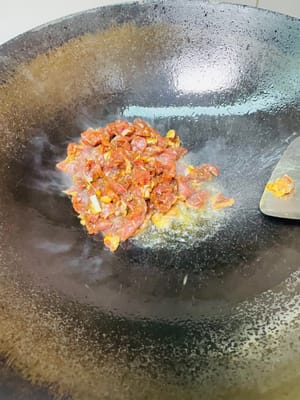 Panaskan minyak zaitun dalam wajan, masukkan daging sapi yang telah dimarinasi dan tumis hingga berubah warna. Segera tambahkan paprika dan kol yang telah diiris, tumis hingga setengah matang, lalu matikan api. Pindahkan ke wadah dengan saringan untuk mengeringkan cairan berlebih dan mencegah kebocoran saat membungkus.