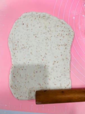 Ambil sedikit adonan dan giling hingga membentuk persegi panjang yang besar dan tipis.