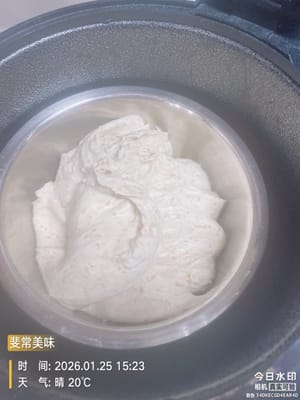 Tutup adonan yang sudah diuleni dengan plastik wrap agar tetap lembap, dan biarkan berfermentasi pada suhu sekitar 30°C hingga ukurannya menjadi dua kali lipat. Adonan siap jika lubang yang ditusuk dengan jari tidak menyusut atau mengempis.