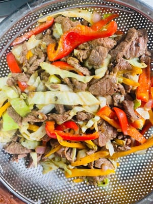 Panaskan minyak zaitun dalam wajan, masukkan daging sapi yang telah dimarinasi dan tumis hingga berubah warna. Segera tambahkan paprika dan kol yang telah diiris, tumis hingga setengah matang, lalu matikan api. Pindahkan ke wadah dengan saringan untuk mengeringkan cairan berlebih dan mencegah kebocoran saat membungkus.