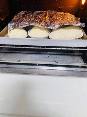 Panaskan oven hingga 180°C, masukkan adonan roti ke dalam oven. Bubuk keju kering mudah gosong, jadi pastikan untuk menutupnya dengan kertas aluminium/loyang. Panggang hingga permukaannya berwarna cokelat keemasan dan bagian dalamnya matang (sesuaikan waktu sesuai dengan ukuran adonan, umumnya 20-25 menit).