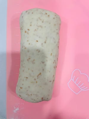 Sebarkan daging sapi giling yang sudah ditiriskan di atasnya, tambahkan keju mozzarella, lalu taburi dengan daun bawang cincang.