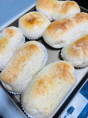 Panaskan oven hingga 180°C, masukkan adonan roti ke dalam oven. Bubuk keju kering mudah gosong, jadi pastikan untuk menutupnya dengan kertas aluminium/loyang. Panggang hingga permukaannya berwarna cokelat keemasan dan bagian dalamnya matang (sesuaikan waktu sesuai dengan ukuran adonan, umumnya 20-25 menit).