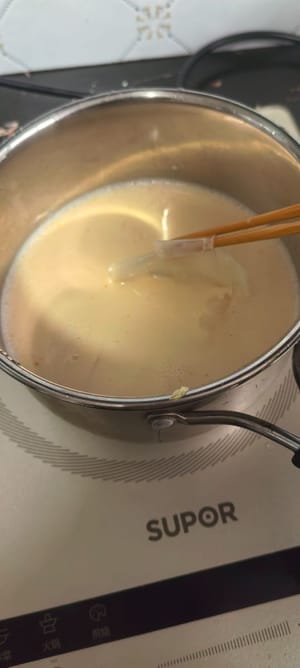 คนจนส่วนผสมข้นขึ้น จากนั้นใส่เจลาตินแผ่นที่แช่น้ำเย็นจนนิ่มแล้วลงไป