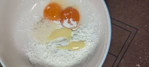 ผสมไข่แดง 2 ฟอง แป้งข้าวโพด นมข้นหวาน น้ำตาล และนมสดเข้าด้วยกัน