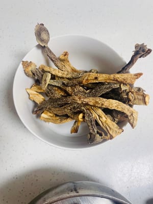 찬물에 30분~1시간 담가둡니다(밀가루 한 스푼을 넣으면 불순물을 제거하는 데 도움이 됩니다).