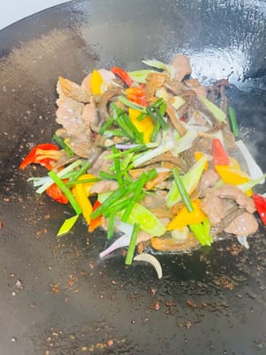 ~1 menit (masukkan bawang bombai, bawang putih, dan jahe ke dalam panci dan tumis hingga harum, segera tuang jamur beludru dan tumis beberapa kali hingga jamur tea tree menjadi lunak, pinggirannya sedikit gosong, dan aroma jamur keluar). ~30 detik (masukkan paprika, daun bawang, daging sapi yang sebelumnya digoreng, sedikit saus tiram, sedikit kecap asin, tumis beberapa kali dan sajikan segera).