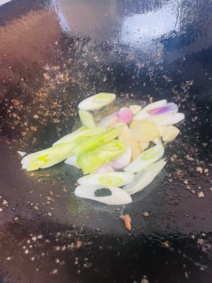 ~1 menit (masukkan bawang bombai, bawang putih, dan jahe ke dalam panci dan tumis hingga harum, segera tuang jamur beludru dan tumis beberapa kali hingga jamur tea tree menjadi lunak, pinggirannya sedikit gosong, dan aroma jamur keluar). ~30 detik (masukkan paprika, daun bawang, daging sapi yang sebelumnya digoreng, sedikit saus tiram, sedikit kecap asin, tumis beberapa kali dan sajikan segera).