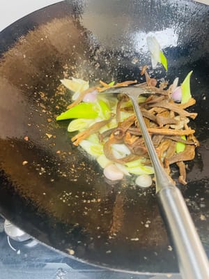 ~1 menit (masukkan bawang bombai, bawang putih, dan jahe ke dalam panci dan tumis hingga harum, segera tuang jamur beludru dan tumis beberapa kali hingga jamur tea tree menjadi lunak, pinggirannya sedikit gosong, dan aroma jamur keluar). ~30 detik (masukkan paprika, daun bawang, daging sapi yang sebelumnya digoreng, sedikit saus tiram, sedikit kecap asin, tumis beberapa kali dan sajikan segera).