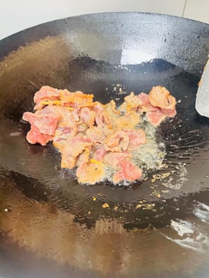 다음 단계는 모두 고온과 빠른 조리가 필요합니다.
팬에 기름을 넉넉히 두르고 연기가 날 때까지 가열합니다. 소고기를 넣고 빠르게 볶습니다. 소고기 가장자리의 색이 변하면(약 50% 정도) 즉시 꺼내 따로 둡니다(전체 과정은 1분을 넘지 않아야 합니다). 이때 소고기는 약 70% 정도 익어 가장 부드러운 맛이 납니다. 팬에 다시 넣을 때는 너무 익히지 않도록 주의합니다. 고기를 퍼내고 기름은 팬에 그대로 둡니다.