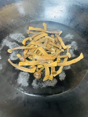 Setelah jamur tanduk rusa diperas airnya, masukkan jamur ke dalam air mendidih dan rebus selama 1-2 menit. Angkat jamur dari panci dan bilas dengan air dingin, peras jamur, lalu sisihkan.
Jika sudah matang, tumis jamur hingga harum, lalu campurkan dengan daging sapi untuk mempersingkat waktu pemanasan daging sapi.