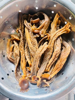 녹용의 물기를 뺀 후 끓는 물에 넣고 1~2분간 데칩니다. 냄비에서 꺼내 찬물에 헹군 후 물기를 빼고 따로 둡니다.
시간이 되면 향이 날 때까지 볶은 후, 소고기와 섞어 소고기가 익는 시간을 단축합니다.