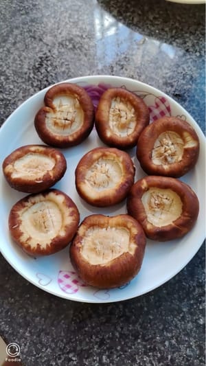칼을 사용하여 버섯의 핵심을 조각으로 자릅니다.