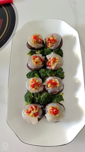 준비한 새우를 당면 위에 올립니다. 준비한 칠리 시즈닝을 얹습니다. 물을 끓입니다. 중불에서 8분간 쪄줍니다.