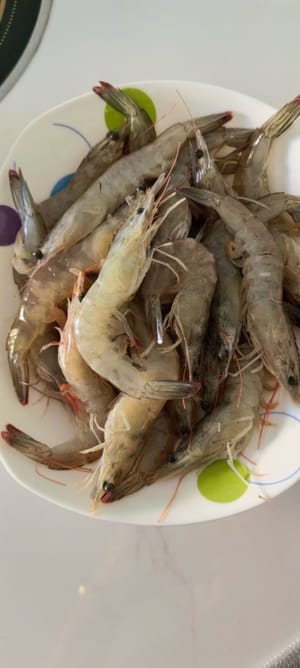 กุ้ง 8 ตัว ทำความสะอาดและปอกเปลือก พักไว้