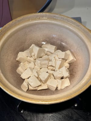 將豆腐放入陶罐底部，倒入辣椒牛肉湯