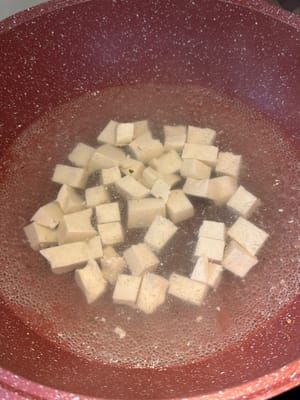 將豆腐切成小方塊，在滾水中燙一分鐘左右，備用