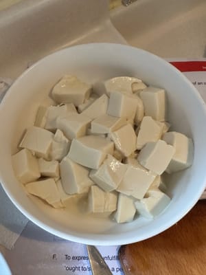 Coupez le tofu en petits cubes, blanchissez-le dans de l'eau bouillante pendant environ une minute et réservez