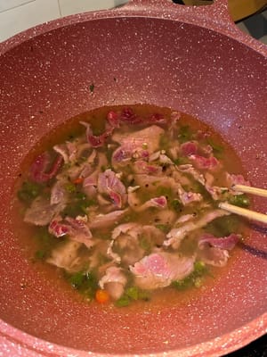 Ajoutez le bœuf tranche par tranche