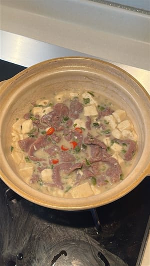 Une fois l'épaisseur désirée atteinte, ajoutez le 1/3 restant de sauce chili et c'est fait !
