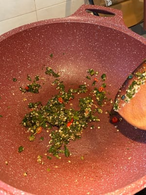Ajoutez une pincée de sucre et le reste de sauce soja et de sauce aux huîtres