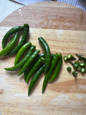 Commencez par retirer les pointes de piment vert