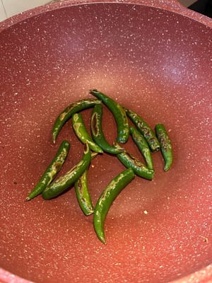 Dans une poêle propre, faites griller les piments à feu moyen jusqu'à ce qu'ils soient dorés et ramollis