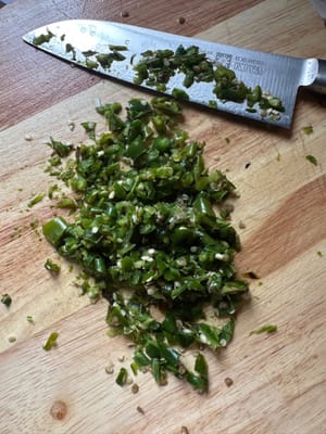 Une fois les piments verts grillés, hachez-les finement en petits morceaux