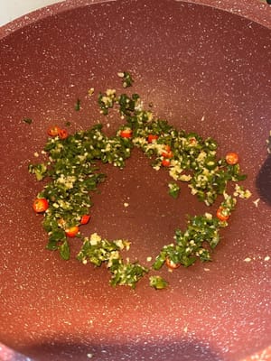 Ajoutez les piments verts écrasés et faites-les revenir ensemble