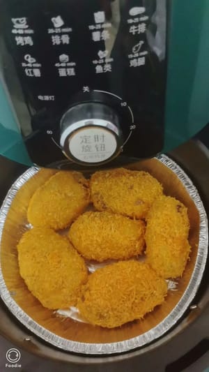 Enrober de chapelure et placer dans une friteuse à air à environ 180 degrés Celsius.