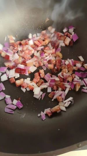 Vaporisez un peu d’huile dans une poêle, ajoutez les oignons coupés en dés et la saucisse, faites revenir à feu moyen jusqu’à ce que le tout soit parfumé, saupoudrez de poivre et d’une pincée de sel, remuez bien pour assaisonner.