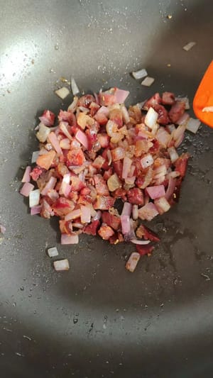 Vaporisez un peu d’huile dans une poêle, ajoutez les oignons coupés en dés et la saucisse, faites revenir à feu moyen jusqu’à ce que le tout soit parfumé, saupoudrez de poivre et d’une pincée de sel, remuez bien pour assaisonner.