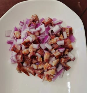 Coupez l’oignon et le bacon en petits dés. Si vous ne trouvez pas de bacon, vous pouvez le remplacer par de la saucisse, qui sera encore plus parfumée et savoureuse.