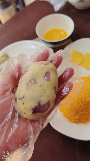 Façonnez des formes de pommes de terre et roulez-les dans un mélange d’œuf battu.