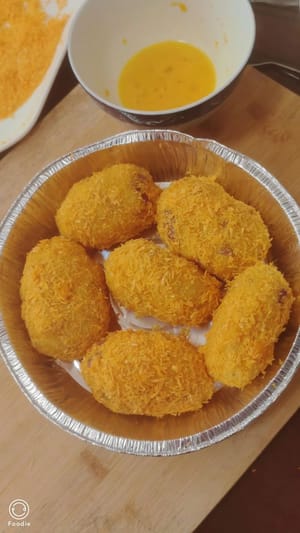 Enrober de chapelure et placer dans une friteuse à air à environ 180 degrés Celsius.