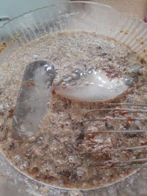 加入咖啡奶精、（4袋甜炼乳）、（淡奶）。搅拌