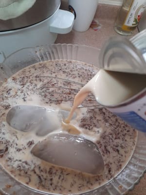 Tambahkan coffe creamer,(4 sachet susu kental manis) ,(susu evaporasi).sambil di aduk -aduk