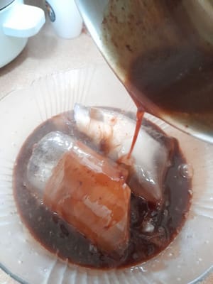 将热巧克力果冻倒在冰块上并搅拌，使苔藓效果更加逼真。