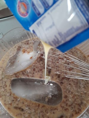 加入咖啡奶精、（4袋甜炼乳）、（淡奶）。搅拌