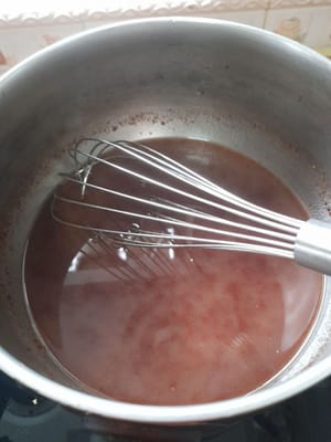 用小火加热并不断搅拌直至沸腾。