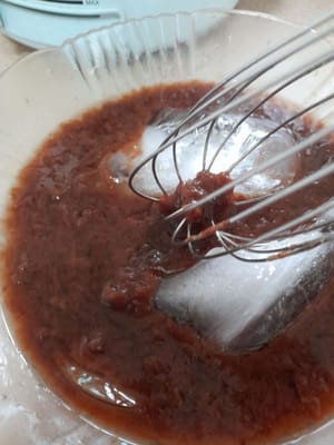 Siram jelly coklat panas diatas es batu sambil di aduk -aduk biar efek lumutnya jadi nyata.