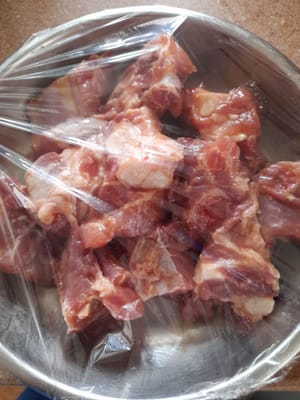 Wash the pork ribs, cut the pork ribs into several pieces, then marinate with 1 tsp tapioca flour, 1/2 tsp cooking oil, 1/2 tsp oyster sauce, 1/2 tsp soy sauce and 1/4 tsp granulated sugar, stir well then let stand for 15 minutes. set aside